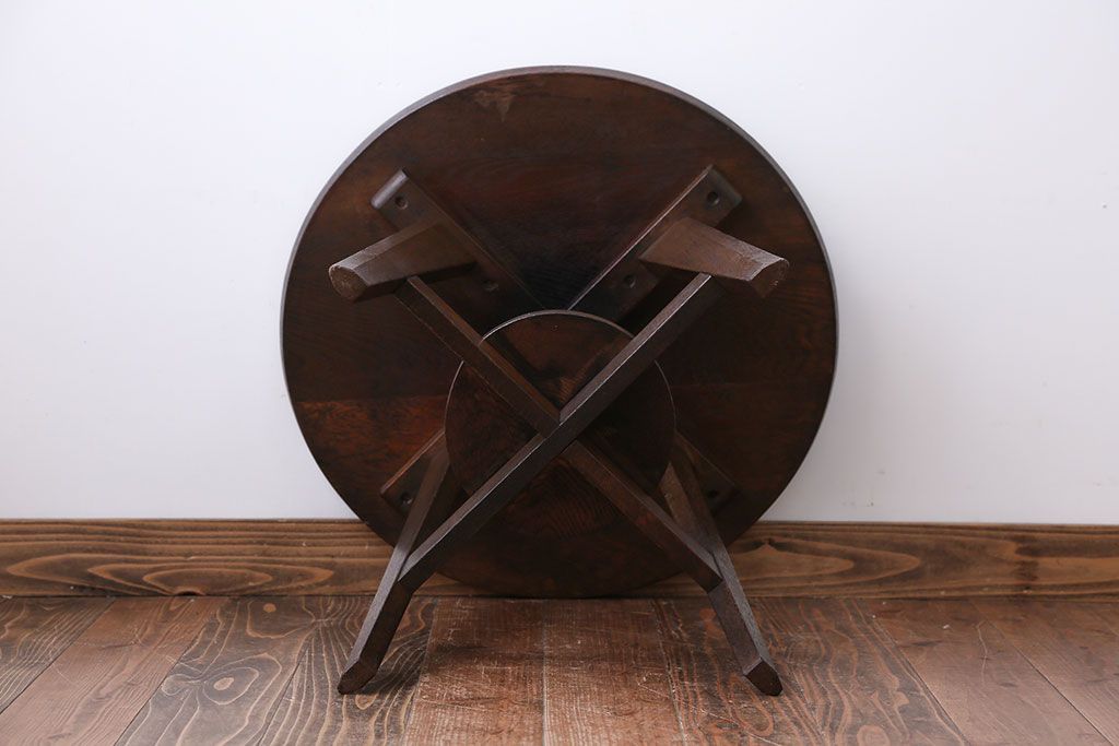 アンティーク家具　アンティーク　古い木製の小さなラウンドテーブル