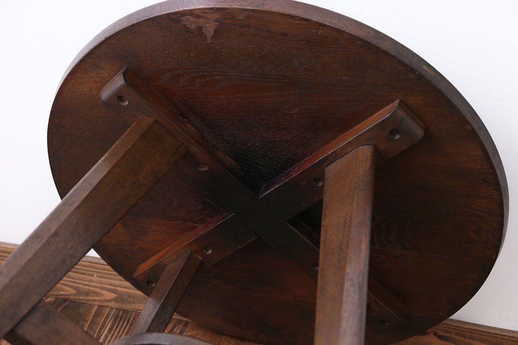 アンティーク家具　アンティーク　古い木製の小さなラウンドテーブル