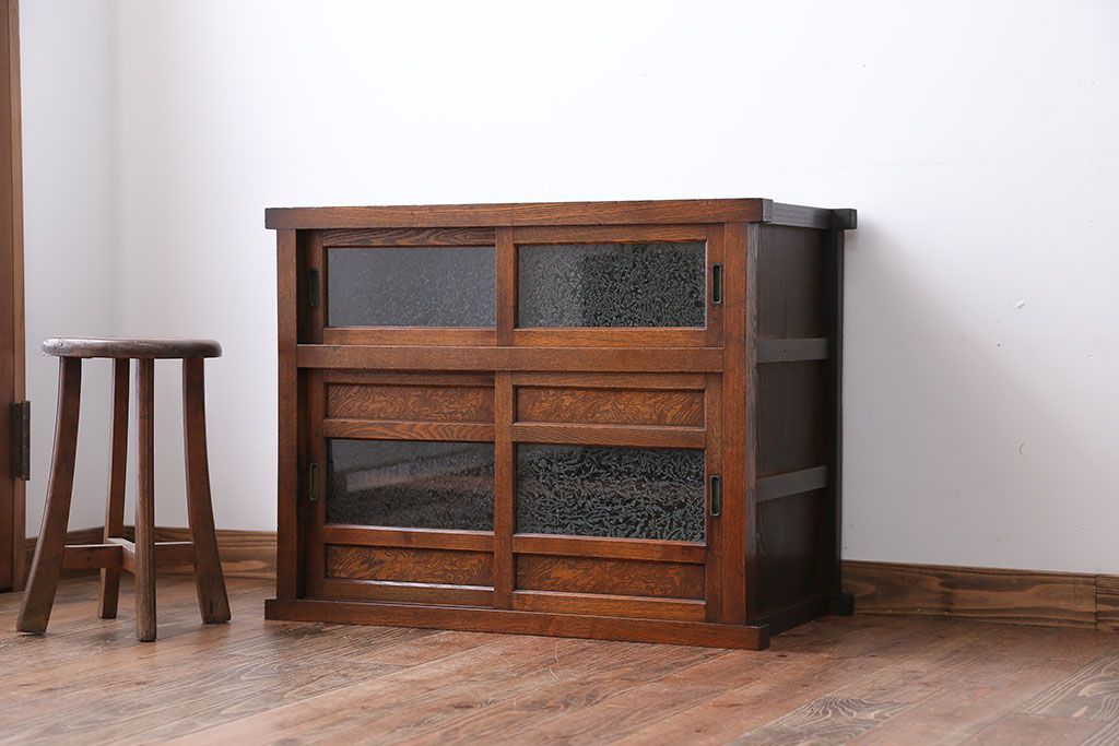 レトロ家具　昭和レトロ　木製の小さな引き戸収納棚