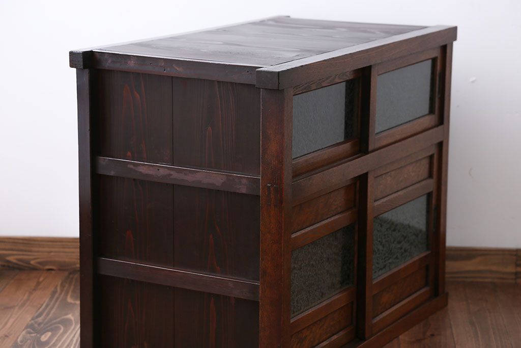 レトロ家具　昭和レトロ　木製の小さな引き戸収納棚