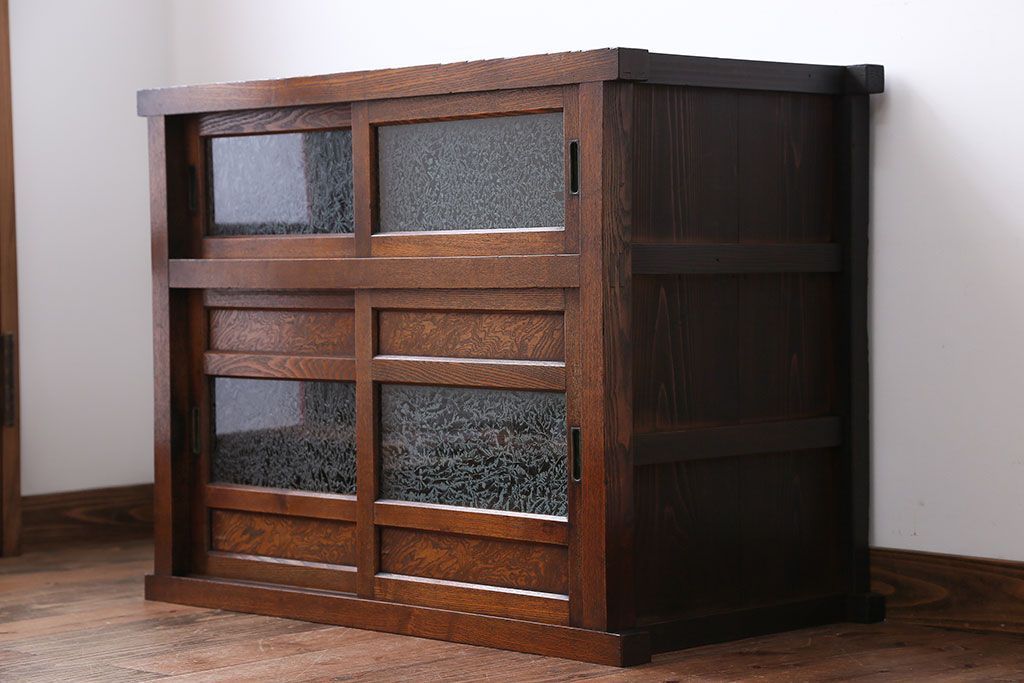 レトロ家具　昭和レトロ　木製の小さな引き戸収納棚