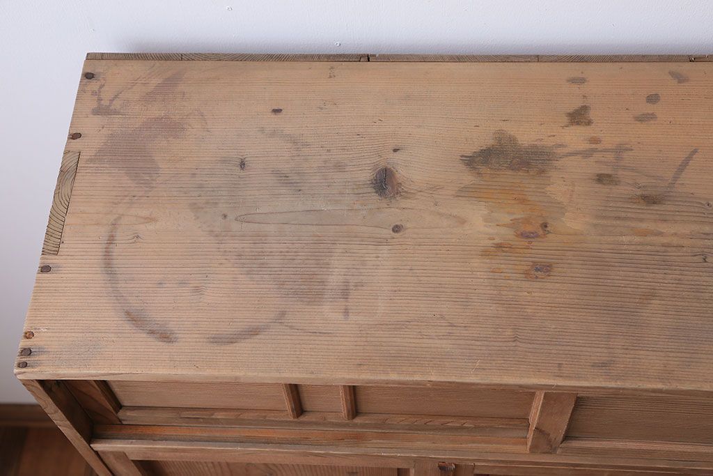 アンティーク家具　アンティーク　木製の小さな古い収納棚