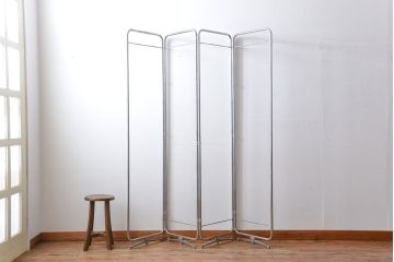 背の高いシンプルなアイアンパーテーション