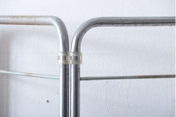 背の高いシンプルなアイアンパーテーション