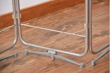背の高いシンプルなアイアンパーテーション