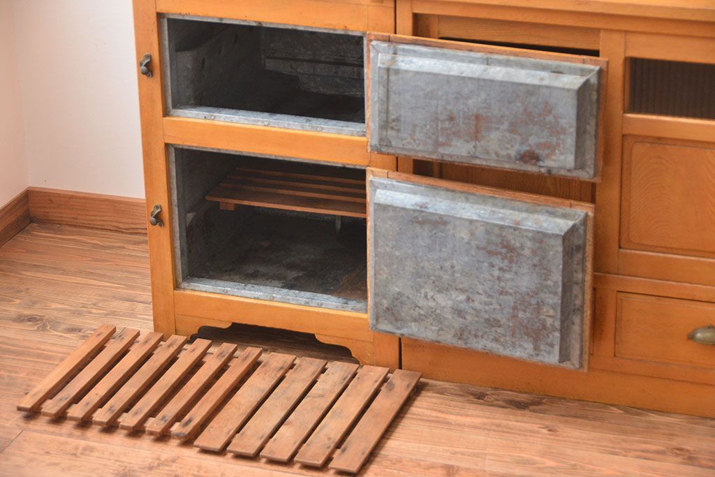 レトロ家具　昭和レトロ　冷蔵庫付き!ナラ材の特大食器棚