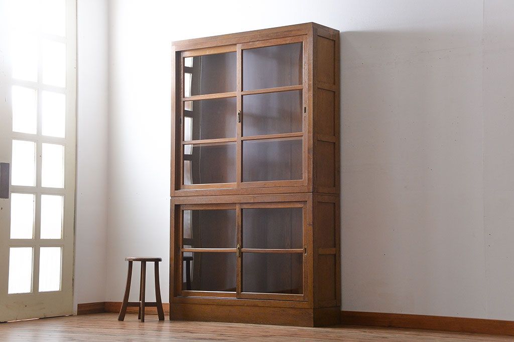 アンティーク家具　アンティーク　古い木製の引き戸収納棚