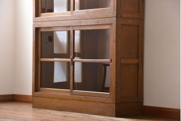 アンティーク家具　アンティーク　古い木製の引き戸収納棚