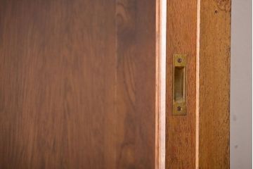 アンティーク家具　アンティーク　古い木製の引き戸収納棚