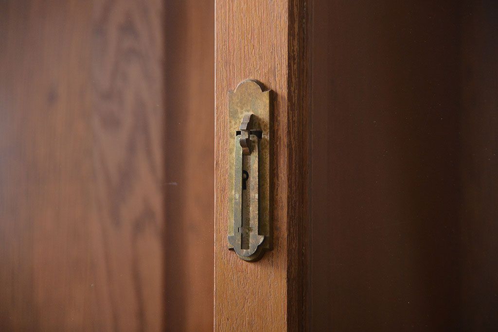 アンティーク家具　アンティーク　古い木製の引き戸収納棚