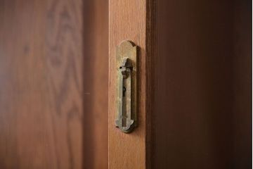 アンティーク家具　アンティーク　古い木製の引き戸収納棚