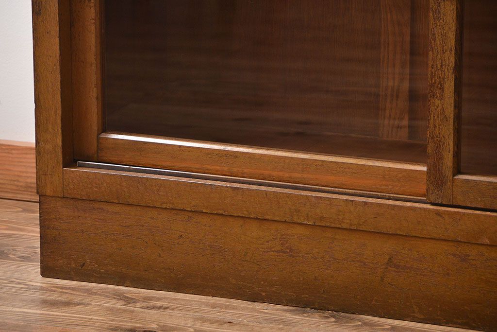 アンティーク家具　アンティーク　古い木製の引き戸収納棚