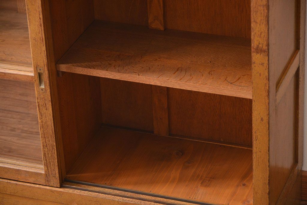 アンティーク家具　アンティーク　古い木製の引き戸収納棚