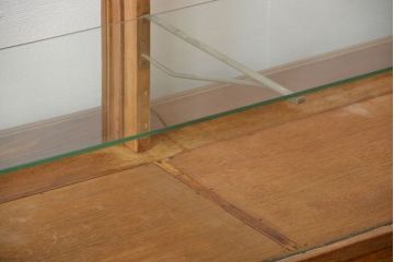 レトロ家具　アンティーク　引き出し付きレトロな木製ガラスケース