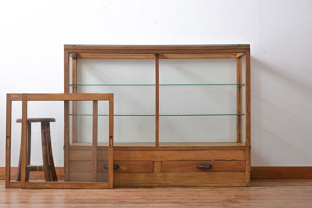 レトロ家具　アンティーク　引き出し付きレトロな木製ガラスケース