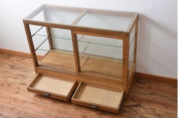 レトロ家具　アンティーク　引き出し付きレトロな木製ガラスケース