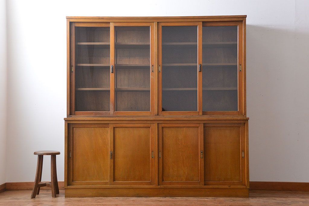 レトロ家具　昭和レトロ　大きな4枚引き戸の古い木製収納棚