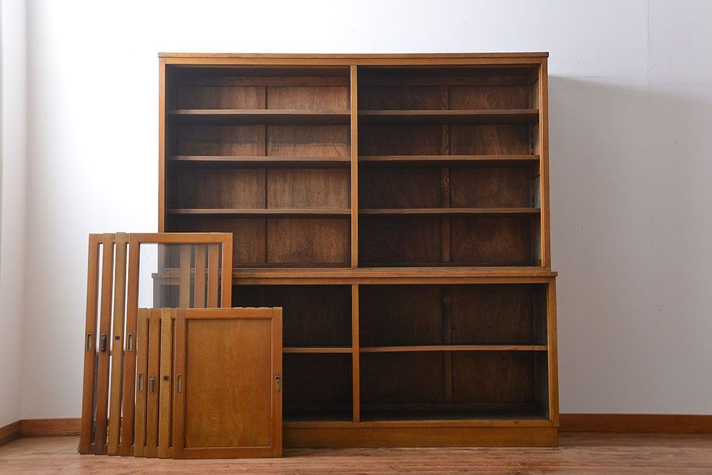 レトロ家具　昭和レトロ　大きな4枚引き戸の古い木製収納棚