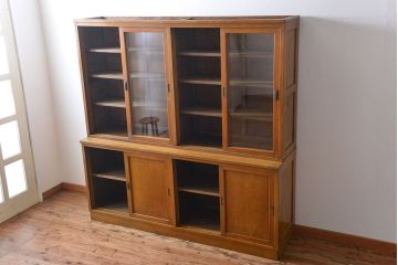 レトロ家具　昭和レトロ　大きな4枚引き戸の古い木製収納棚