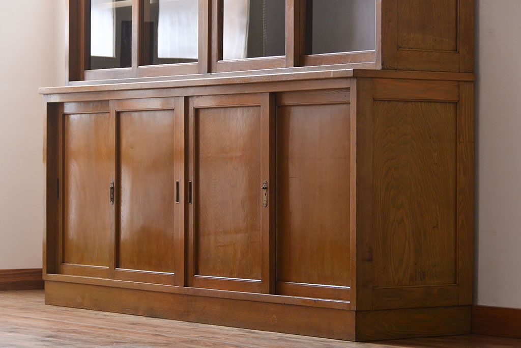 レトロ家具　昭和レトロ　大きな4枚引き戸の古い木製収納棚