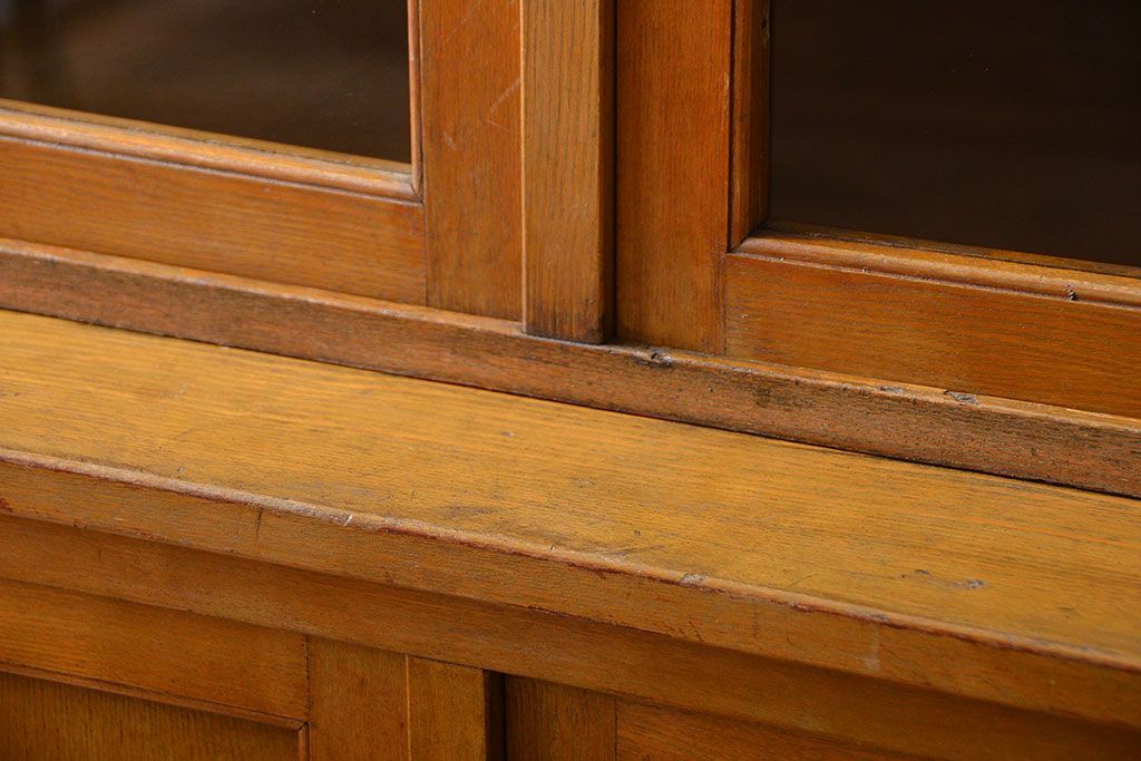 レトロ家具　昭和レトロ　大きな4枚引き戸の古い木製収納棚