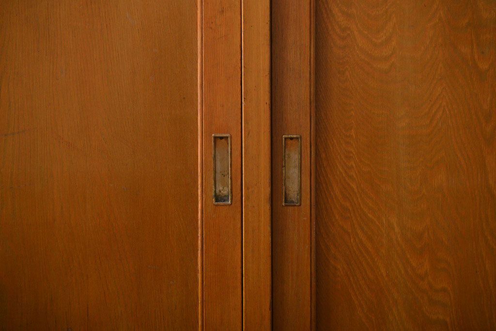レトロ家具　昭和レトロ　大きな4枚引き戸の古い木製収納棚