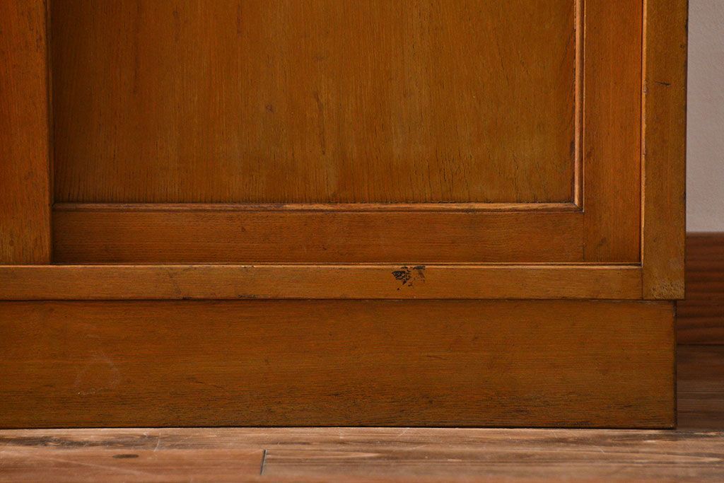 レトロ家具　昭和レトロ　大きな4枚引き戸の古い木製収納棚