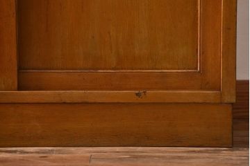 レトロ家具　昭和レトロ　大きな4枚引き戸の古い木製収納棚