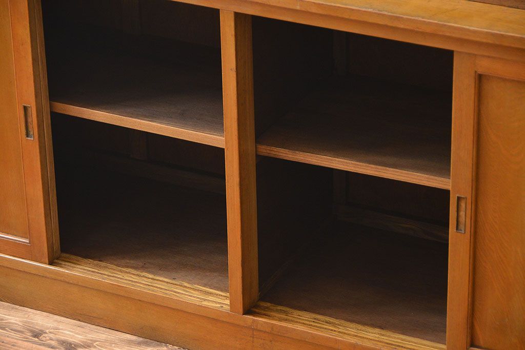 レトロ家具　昭和レトロ　大きな4枚引き戸の古い木製収納棚