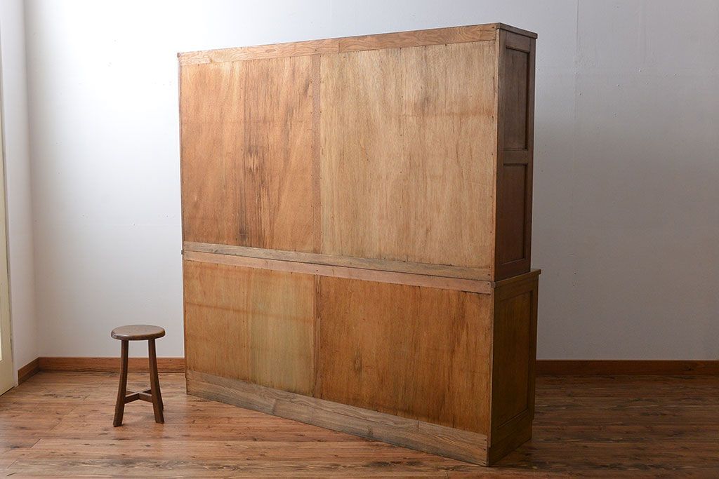 レトロ家具　昭和レトロ　大きな4枚引き戸の古い木製収納棚