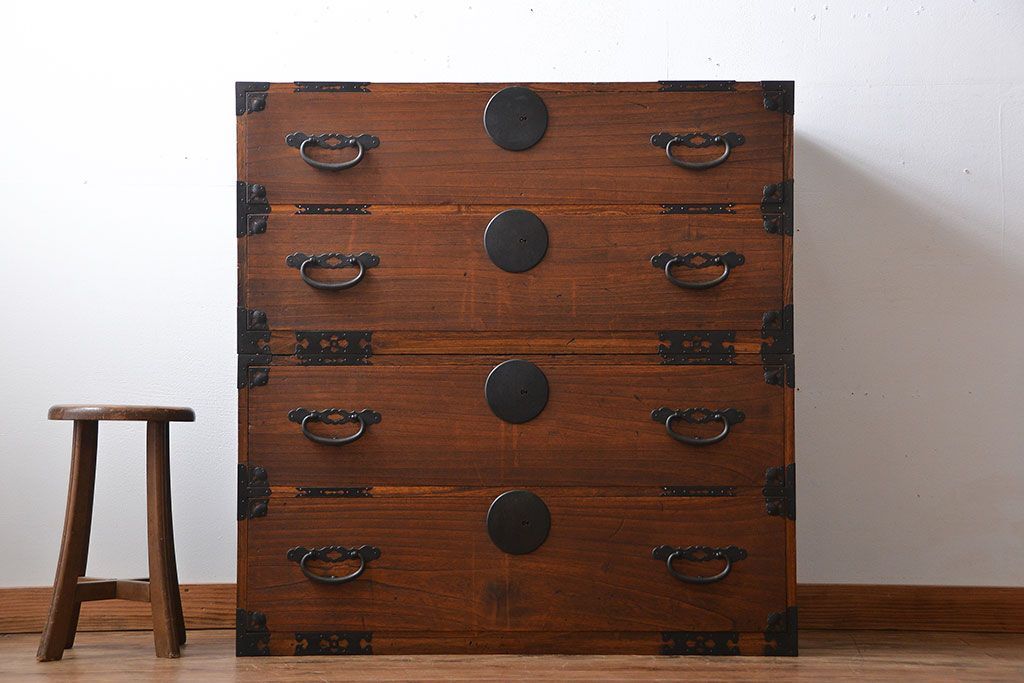 アンティーク家具　古民具・骨董　前面桐材のシンプルな衣装箪笥(桐箪笥、桐たんす)