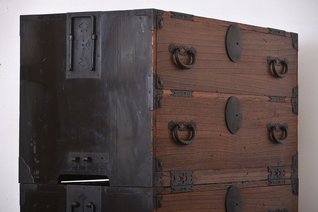 アンティーク家具　古民具・骨董　前面桐材のシンプルな衣装箪笥(桐箪笥、桐たんす)