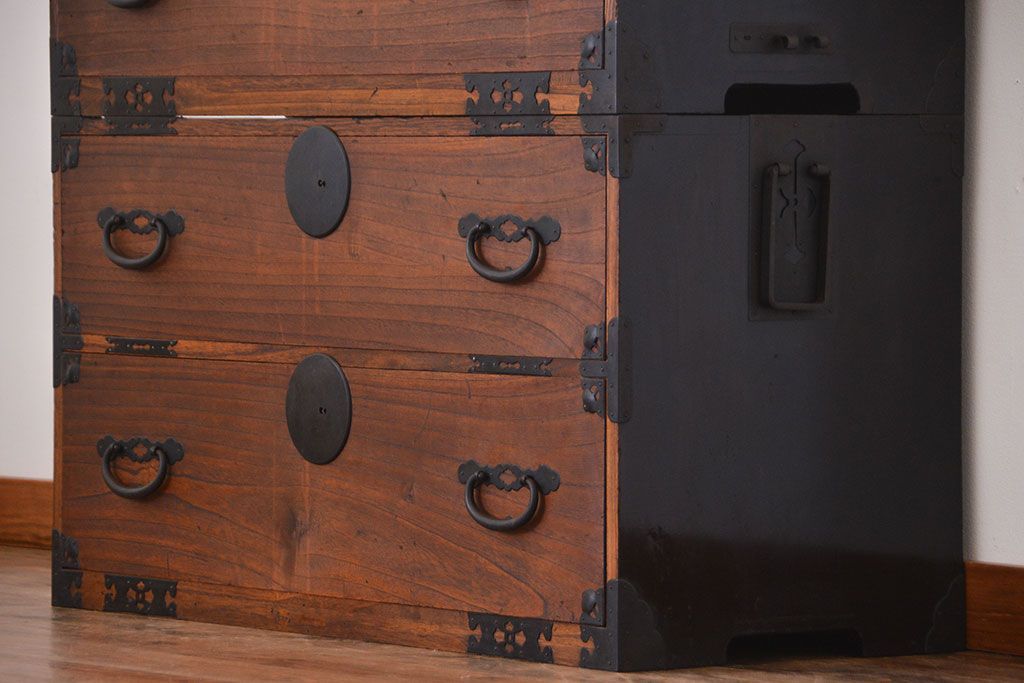 アンティーク家具　古民具・骨董　前面桐材のシンプルな衣装箪笥(桐箪笥、桐たんす)