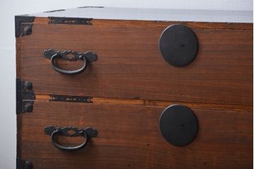 アンティーク家具　古民具・骨董　前面桐材のシンプルな衣装箪笥(桐箪笥、桐たんす)