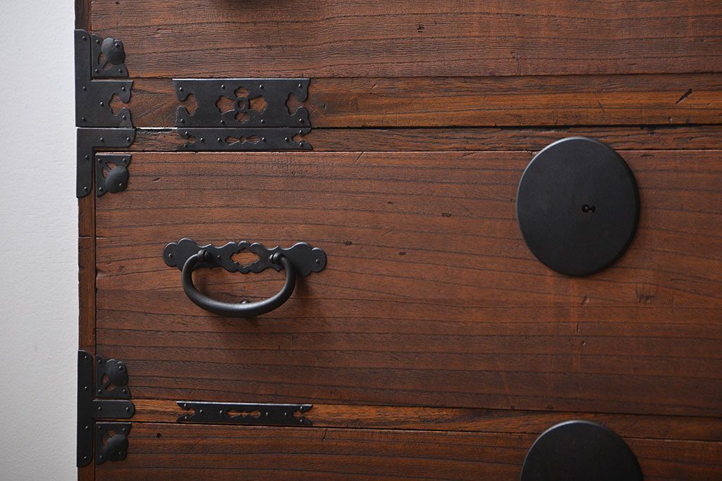 アンティーク家具　古民具・骨董　前面桐材のシンプルな衣装箪笥(桐箪笥、桐たんす)