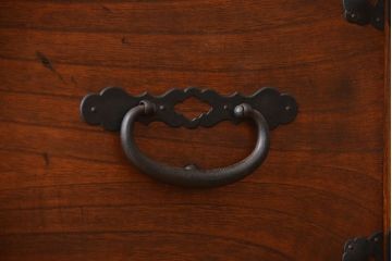 アンティーク家具　古民具・骨董　前面桐材のシンプルな衣装箪笥(桐箪笥、桐たんす)