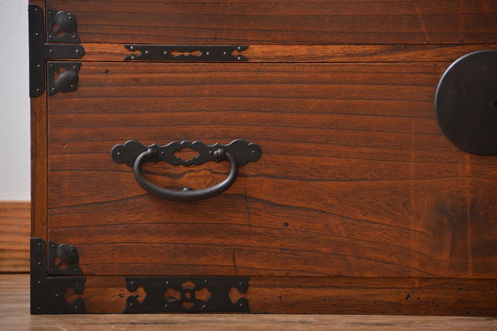 アンティーク家具　古民具・骨董　前面桐材のシンプルな衣装箪笥(桐箪笥、桐たんす)