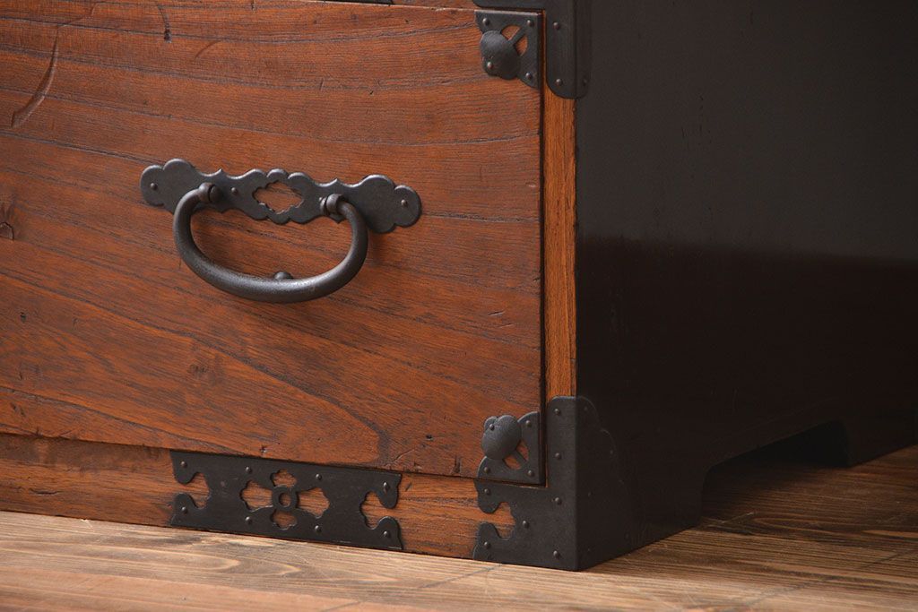 アンティーク家具　古民具・骨董　前面桐材のシンプルな衣装箪笥(桐箪笥、桐たんす)