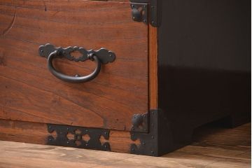 アンティーク家具　古民具・骨董　前面桐材のシンプルな衣装箪笥(桐箪笥、桐たんす)