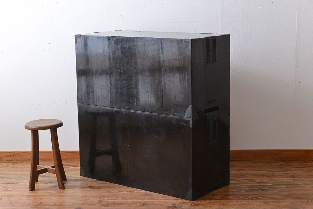 アンティーク家具　古民具・骨董　前面桐材のシンプルな衣装箪笥(桐箪笥、桐たんす)