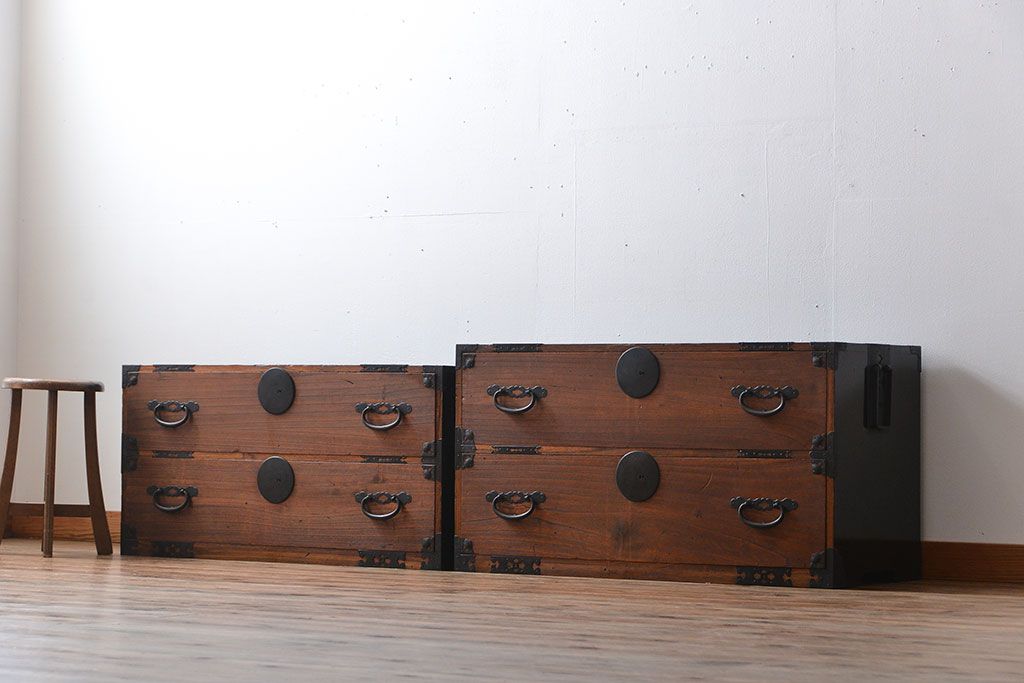 アンティーク家具　古民具・骨董　前面桐材のシンプルな衣装箪笥(桐箪笥、桐たんす)