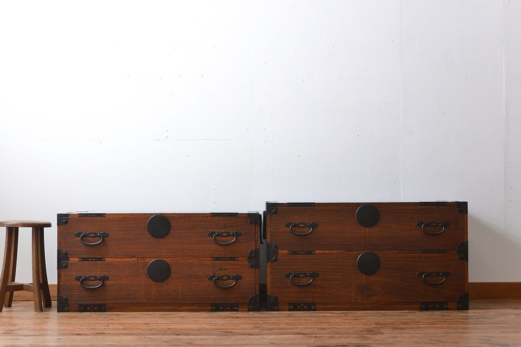 アンティーク家具　古民具・骨董　前面桐材のシンプルな衣装箪笥(桐箪笥、桐たんす)