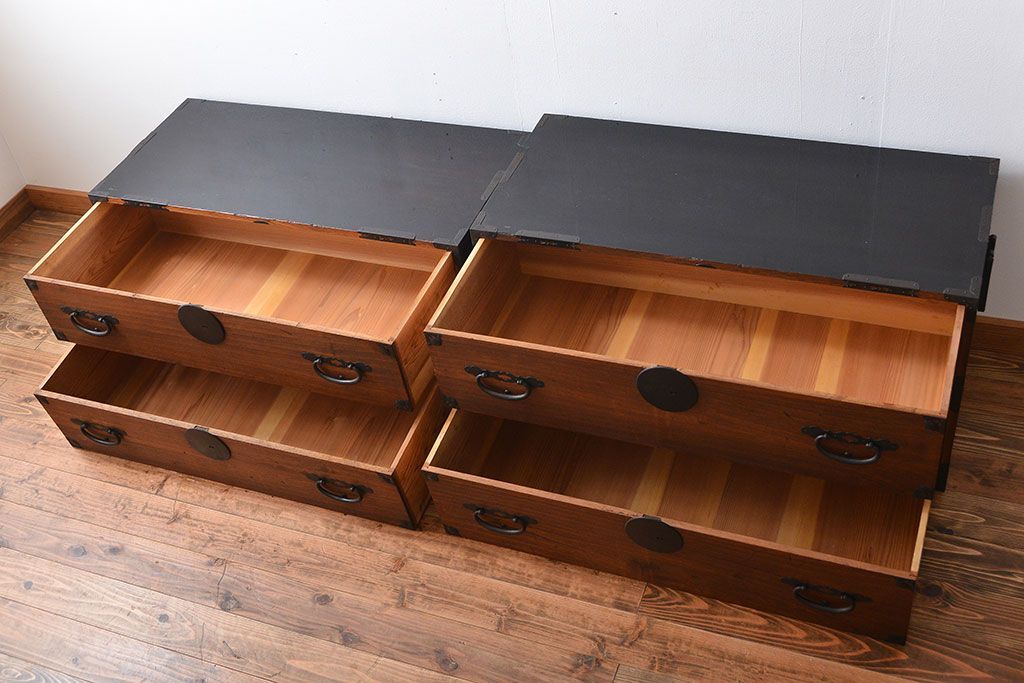 アンティーク家具　古民具・骨董　前面桐材のシンプルな衣装箪笥(桐箪笥、桐たんす)