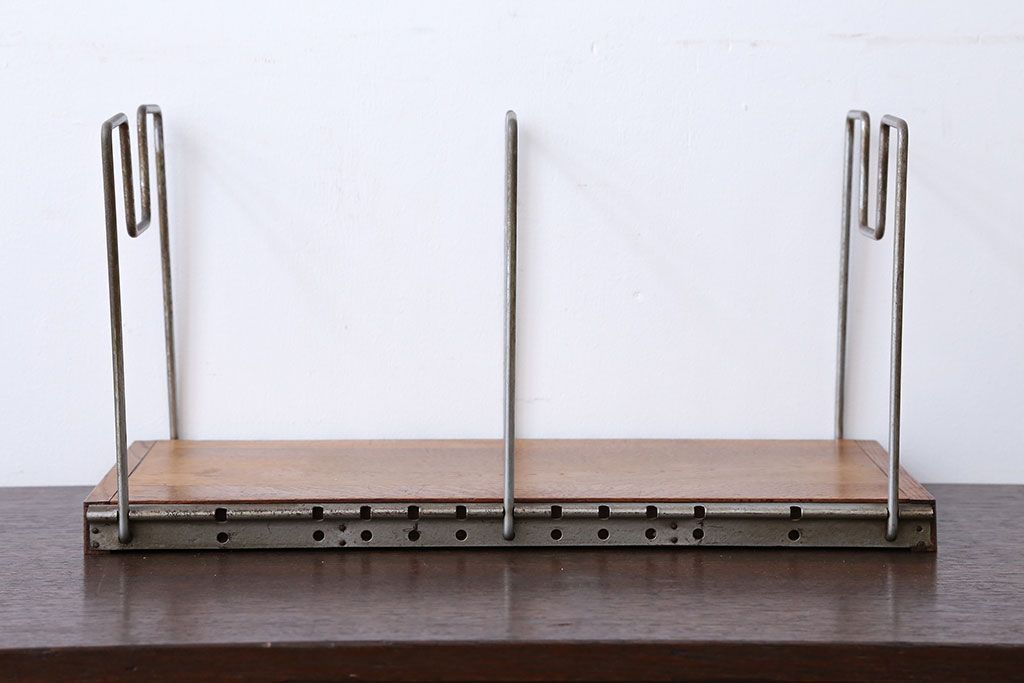 アンティーク雑貨　シンプルな本立てとお洒落なウォールフックのセット