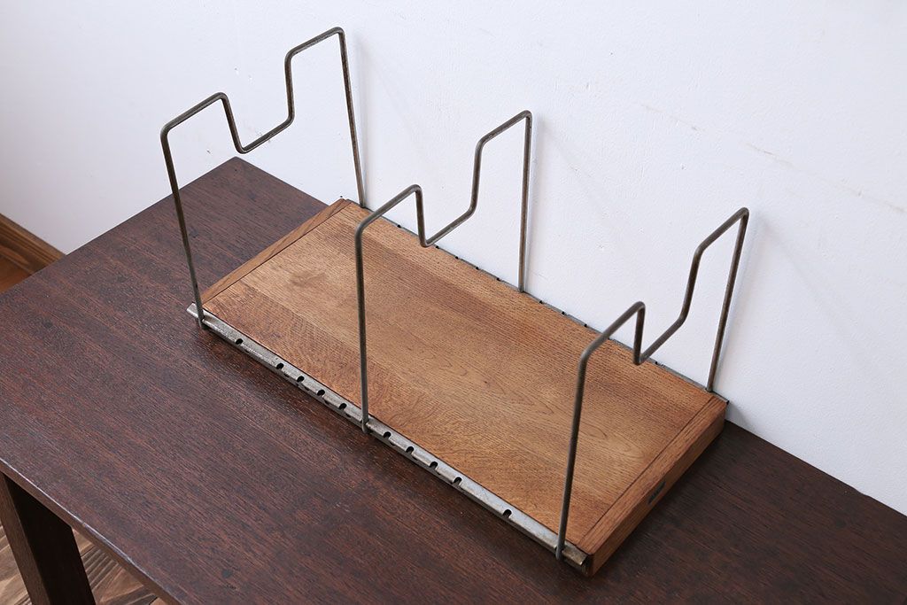 アンティーク雑貨　シンプルな本立てとお洒落なウォールフックのセット