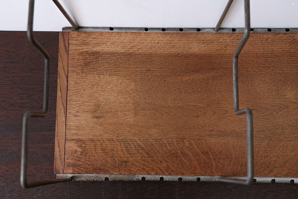 アンティーク雑貨　シンプルな本立てとお洒落なウォールフックのセット