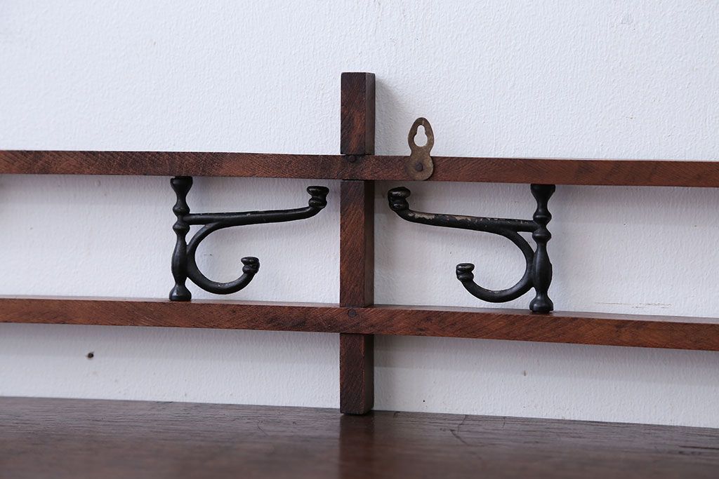 アンティーク雑貨　シンプルな本立てとお洒落なウォールフックのセット