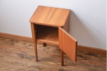 北欧家具 GORDON RUSSELL シンプルでおしゃれな収納棚付きサイドテーブル