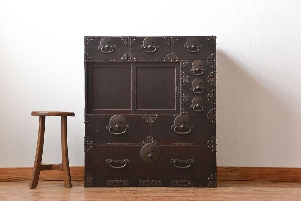 アンティーク家具　古民具・骨董　金具が立派な味わい深い帳場箪笥