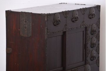 アンティーク家具　古民具・骨董　金具が立派な味わい深い帳場箪笥